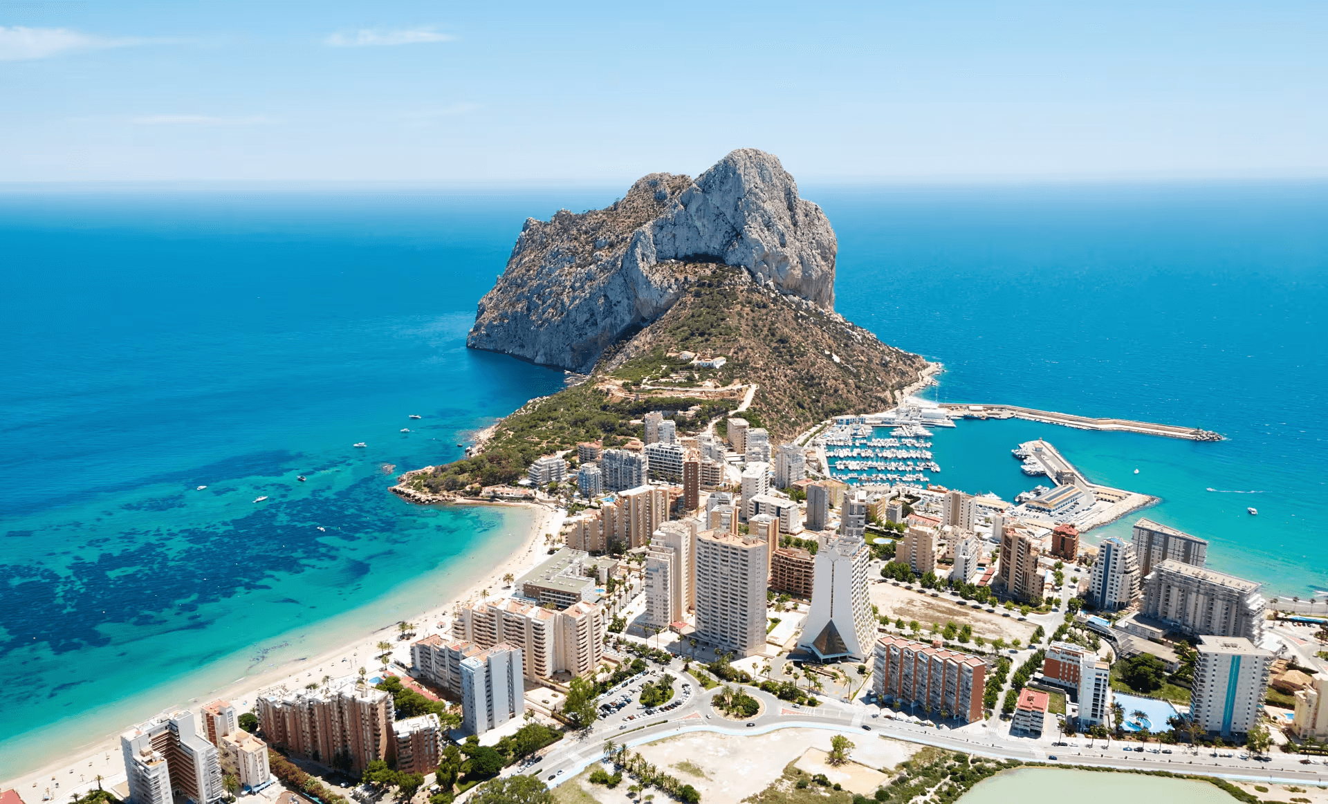 Puerto de Calpe con autocaravanas aparcadas, Alicante